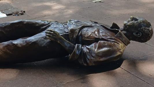 Estátua homenageia o autor do clássico Hilda Furacão