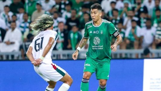 Roberto Firmino foi titular e capitão do Al Ahli