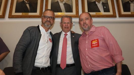 Roberto Melo (E), Sergio Juchem, presidente do Conselho Deliberativo (C), e Alessandro Barcellos (D)