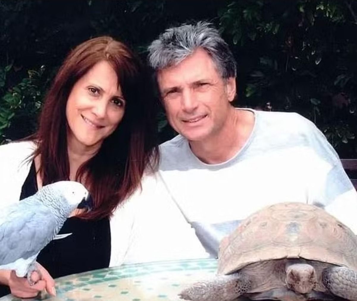 Supervisora do 'American Idol' e marido são encontrados mortos com tiros na cabeça nos EUA