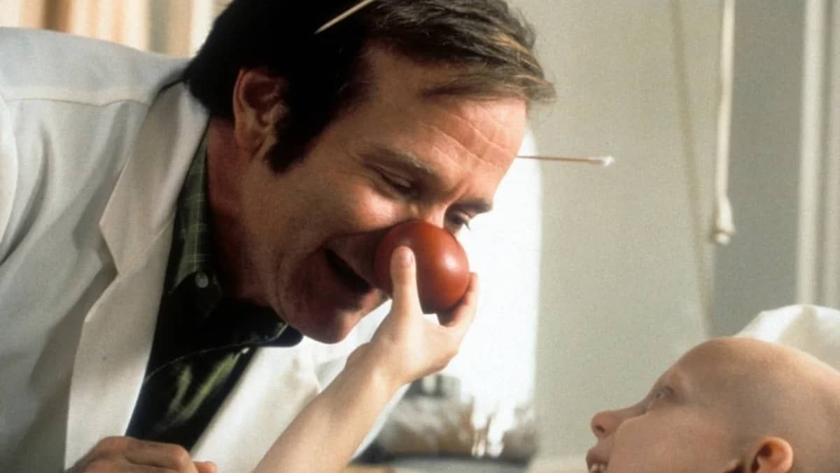 Filha de Robin Williams diz que ouvir a voz do pai por IA foi 'perturbador'; ator morreu em 2014