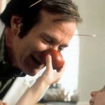 Filha de Robin Williams diz que ouvir a voz do pai por IA foi 'perturbador'; ator morreu em 2014