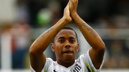 Robinho está proibido de deixar o Brasil após entregar passaporte