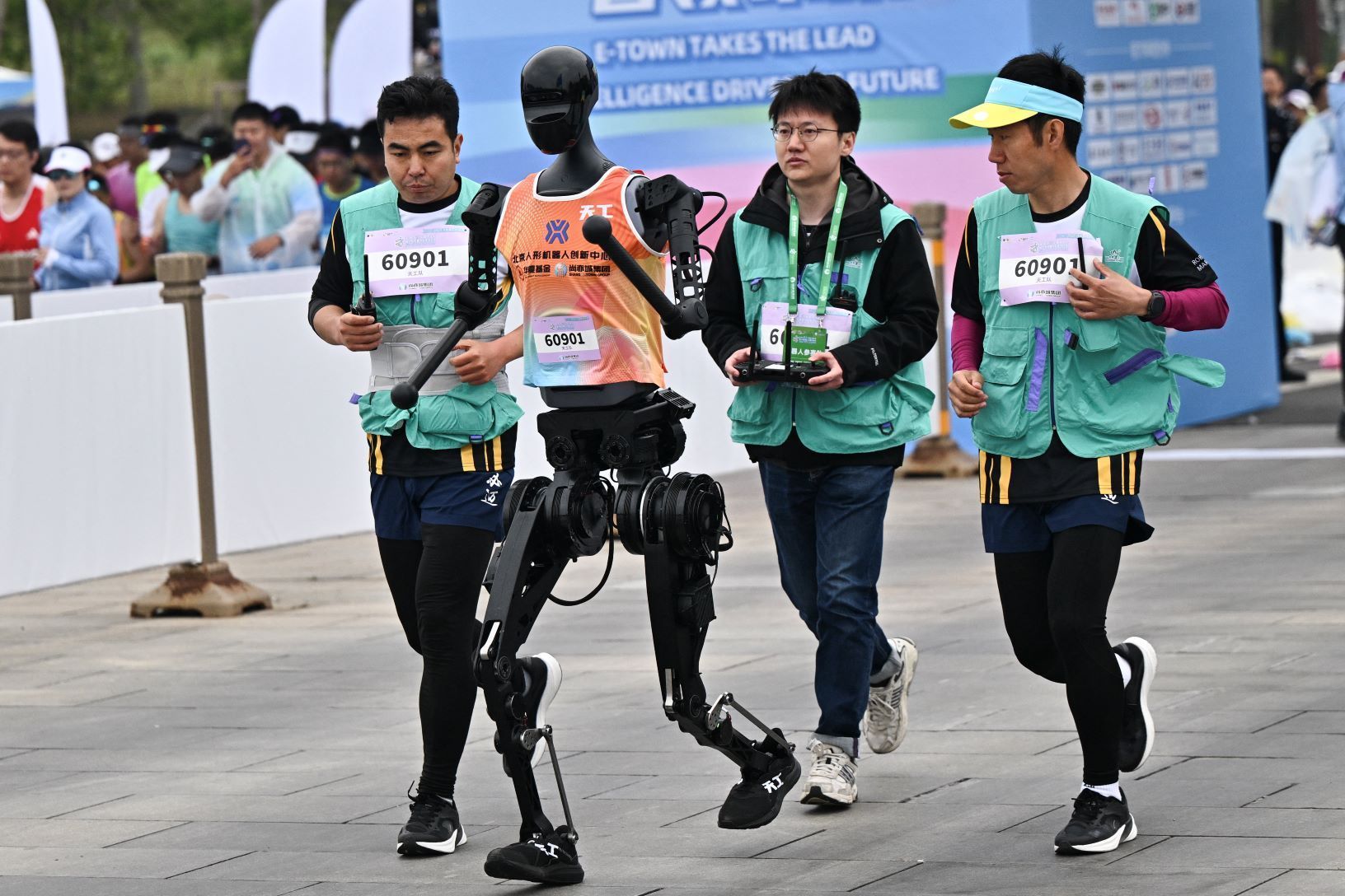 Robôs participam de 1ª meia-maratona do mundo para androides em Pequim