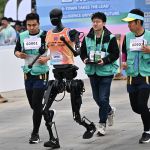 Robôs participam de 1ª meia-maratona do mundo para androides em Pequim