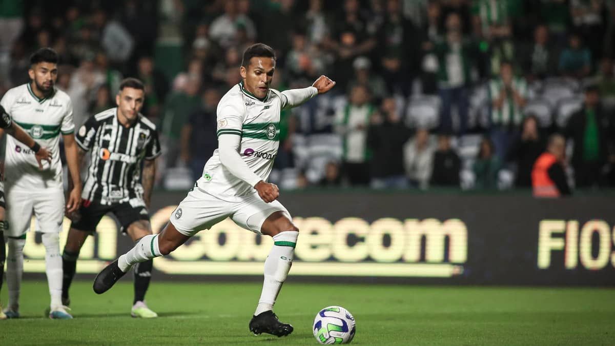 Márcio Rezende avalia pênalti a favor do Coritiba contra o Atlético