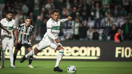 Robson, de pênalti, abriu o placar contra o Atlético