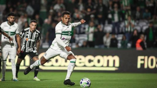 Robson, de pênalti, abriu o placar contra o Atlético