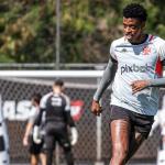 Vasco vive indecisão na lateral direita e quatro disputam uma vaga de titular