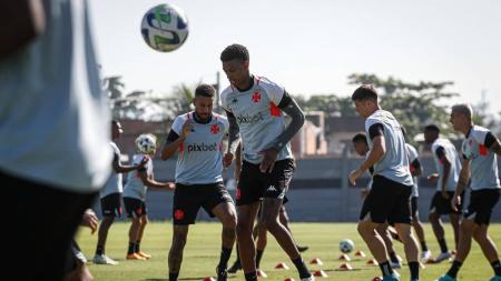 Robson perdeu espaço no Vasco e deve seguir no banco