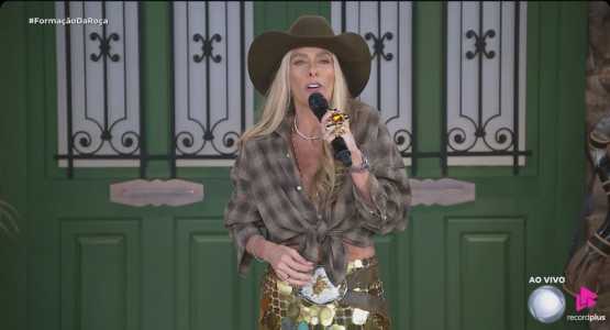 Adriane Galisteu, apresentadora de A Fazenda 17