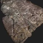 Rocha com marcações misteriosas é considerada 'mapa do tesouro' por arqueólogos