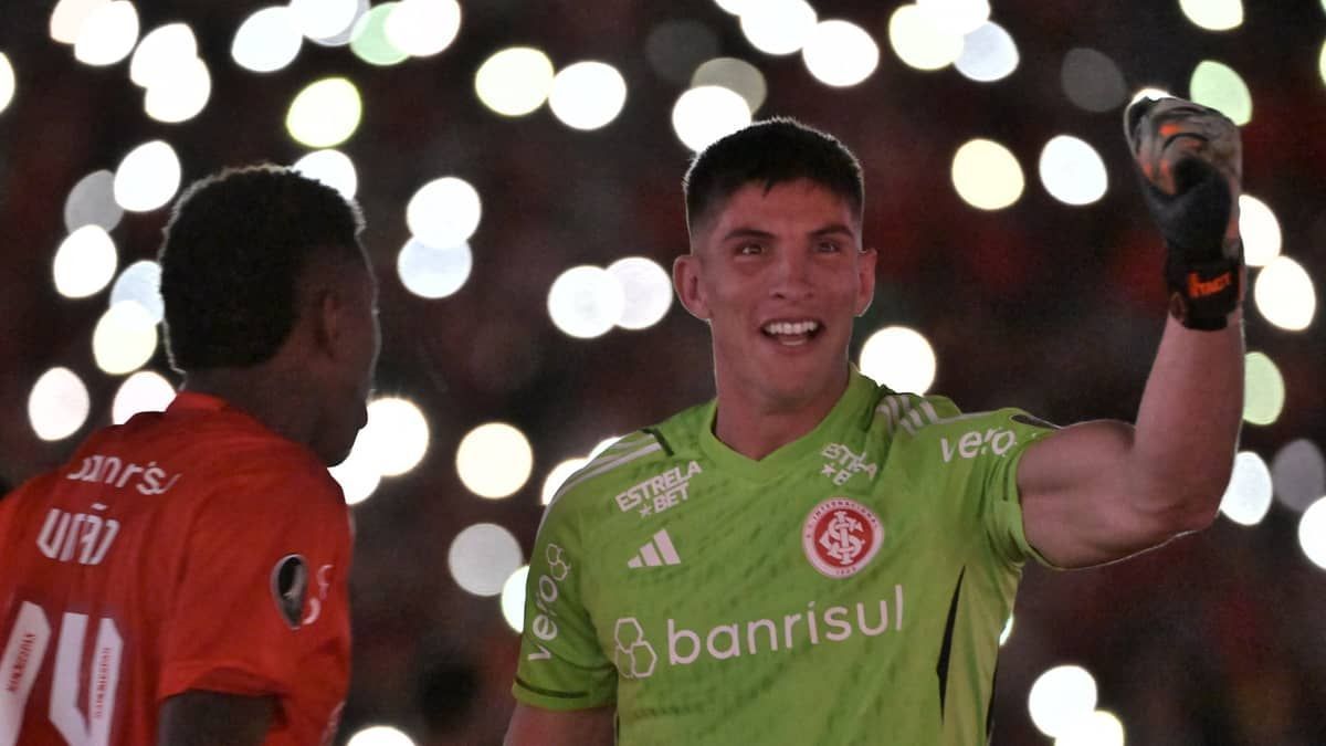 Herói da classificação do Inter, Rochet comemora: 'Noite fantástica'