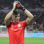 Barcellos revela lesão de Rochet na costela: 'Mesmo assim pediu para jogar o Gre-Nal'