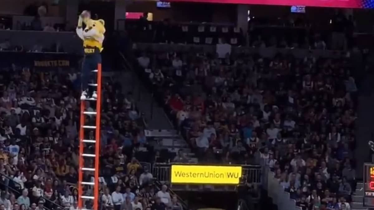 Mascote da NBA sobe em escadas e faz cesta de costas do meio da quadra; assista