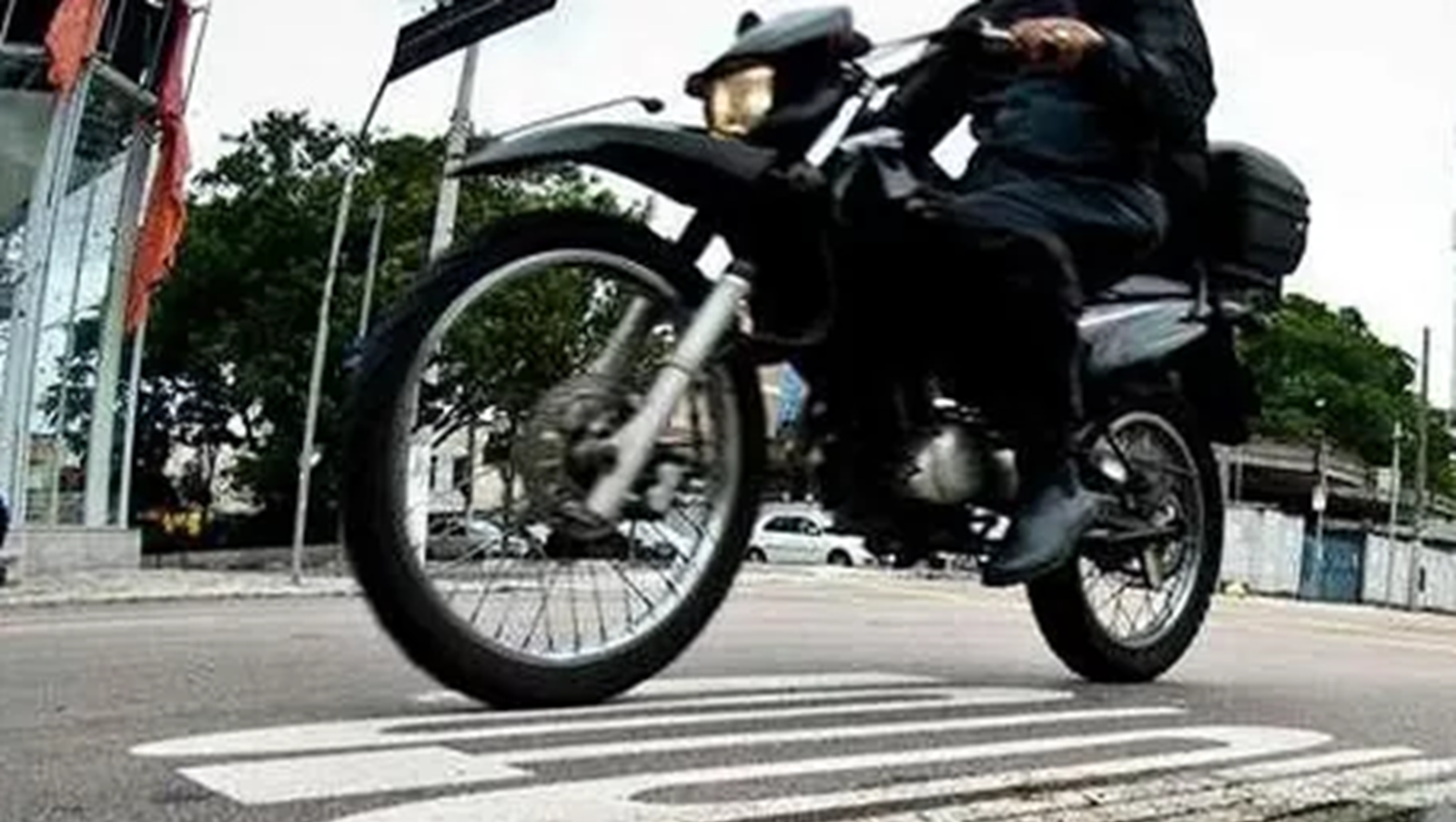 Detento que estava em 'saidinha' temporária morre ao bater moto em poste em MG