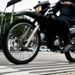 Detento que estava em 'saidinha' temporária morre ao bater moto em poste em MG