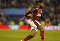 Multicampeão pelo Flamengo comparece a show de Bad Bunny em Portugal e mostra ‘gingado’