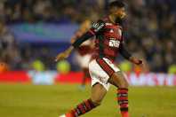 Multicampeão pelo Flamengo comparece a show de Bad Bunny em Portugal e mostra ‘gingado’