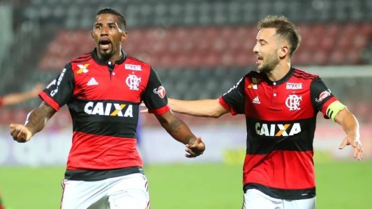 Rodinei e Everton Ribeiro em ação pelo Flamengo
