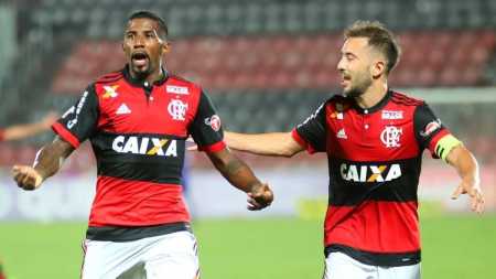 Rodinei e Everton Ribeiro em ação pelo Flamengo