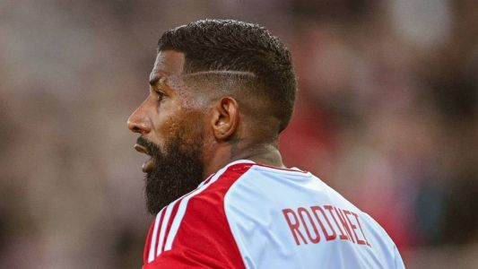 Rodinei, lateral-direito do Olympiacos, da Grécia