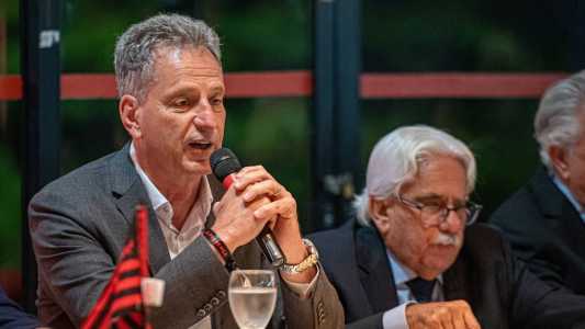 Rodolfo Landim, em evento na Gávea, com o presidente do Conselho Deliberativo, Antônio Alcides, ao fundo