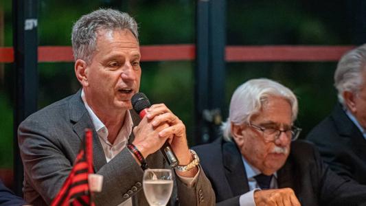Rodolfo Landim, em evento na Gávea, com o presidente do Conselho Deliberativo, Antônio Alcides, ao fundo