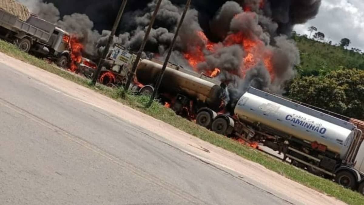 Incêndio destrói 14 caminhões em rodovia de Minas Gerais
