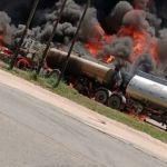 Incêndio destrói 14 caminhões em rodovia de Minas Gerais