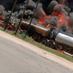 Incêndio destrói 14 caminhões em rodovia de Minas Gerais
