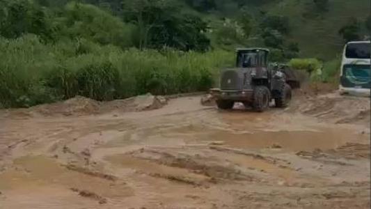 Rodovia está parcialmente interditada entre os quilômetros 283 e 288