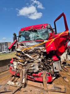 Motorista da carreta ficou ferido
