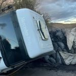 Caminhão tomba e fecha MG-404, que liga Salinas a Taiobeiras, no Norte de Minas 