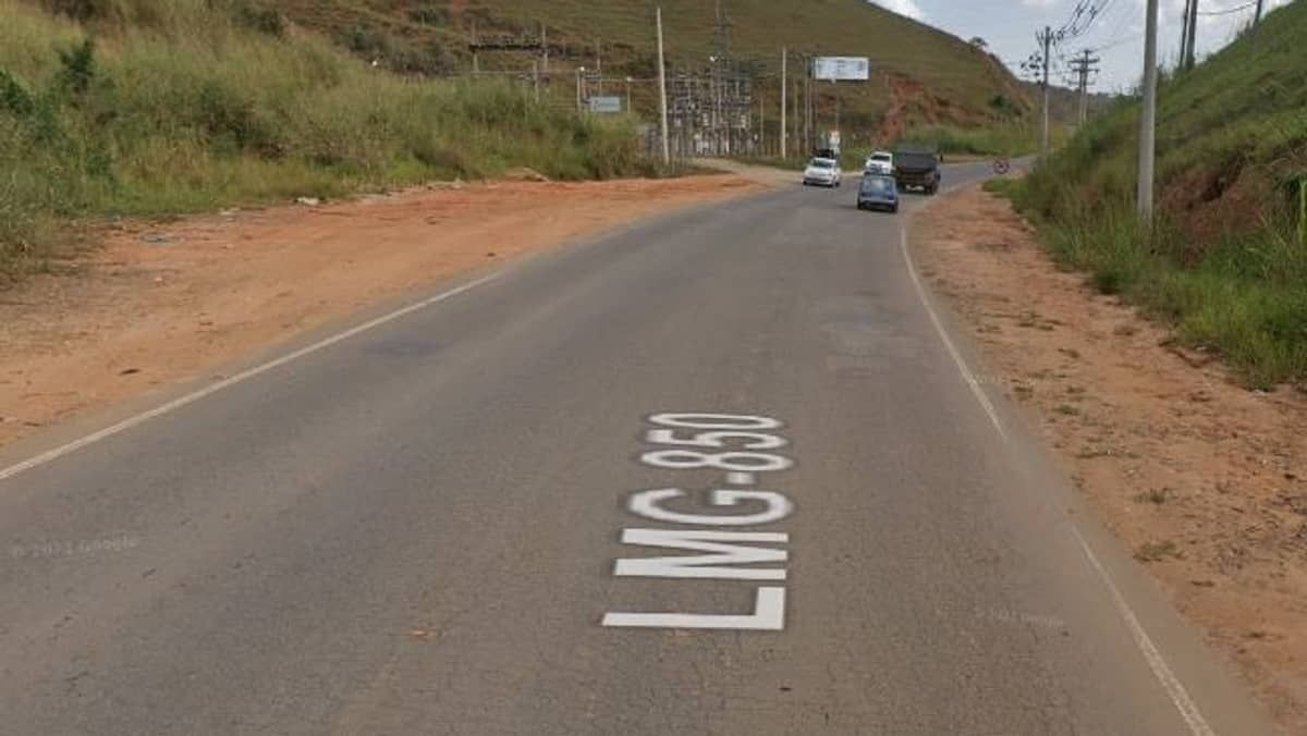 Batida entre carro e ônibus deixa feridos e um corpo carbonizado em Ubá 