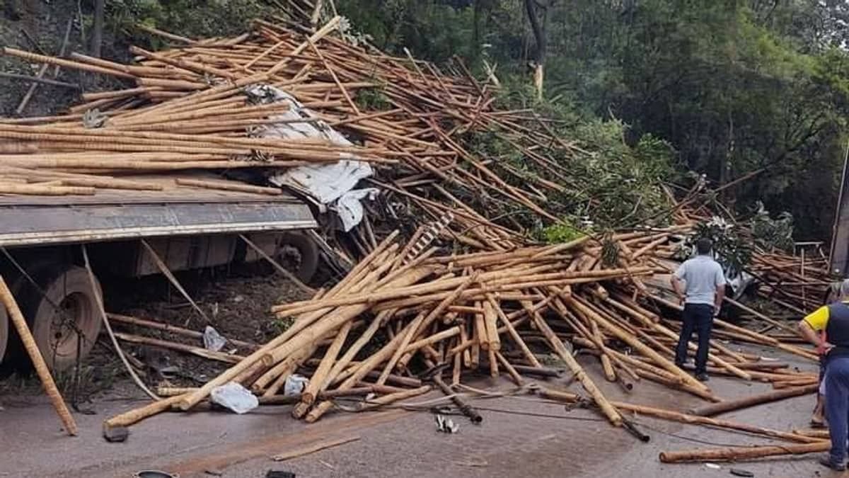 Veja imagens de acidente na BR-040, em Itabirito, com caminhão carregado de madeira