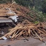 Veja imagens de acidente na BR-040, em Itabirito, com caminhão carregado de madeira