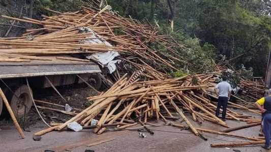 Rodovia precisou ser interditada nas proximidades do restaurante da Celinha, altura do Km 587, no sentido Belo Horizonte
