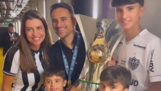 Rodrigo Caetano ao lado da família com a taça do Campeonato Brasileiro