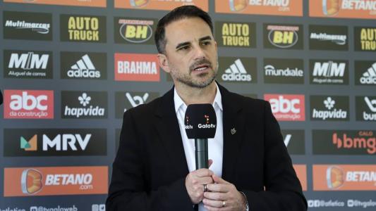 Rodrigo Caetano durante entrevista na Cidade do Galo