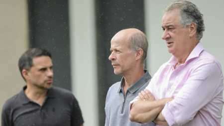 Rodrigo Caetano, Ricardo Guimarães e Sérgio Coelho conversaram com Coudet na sexta-feira