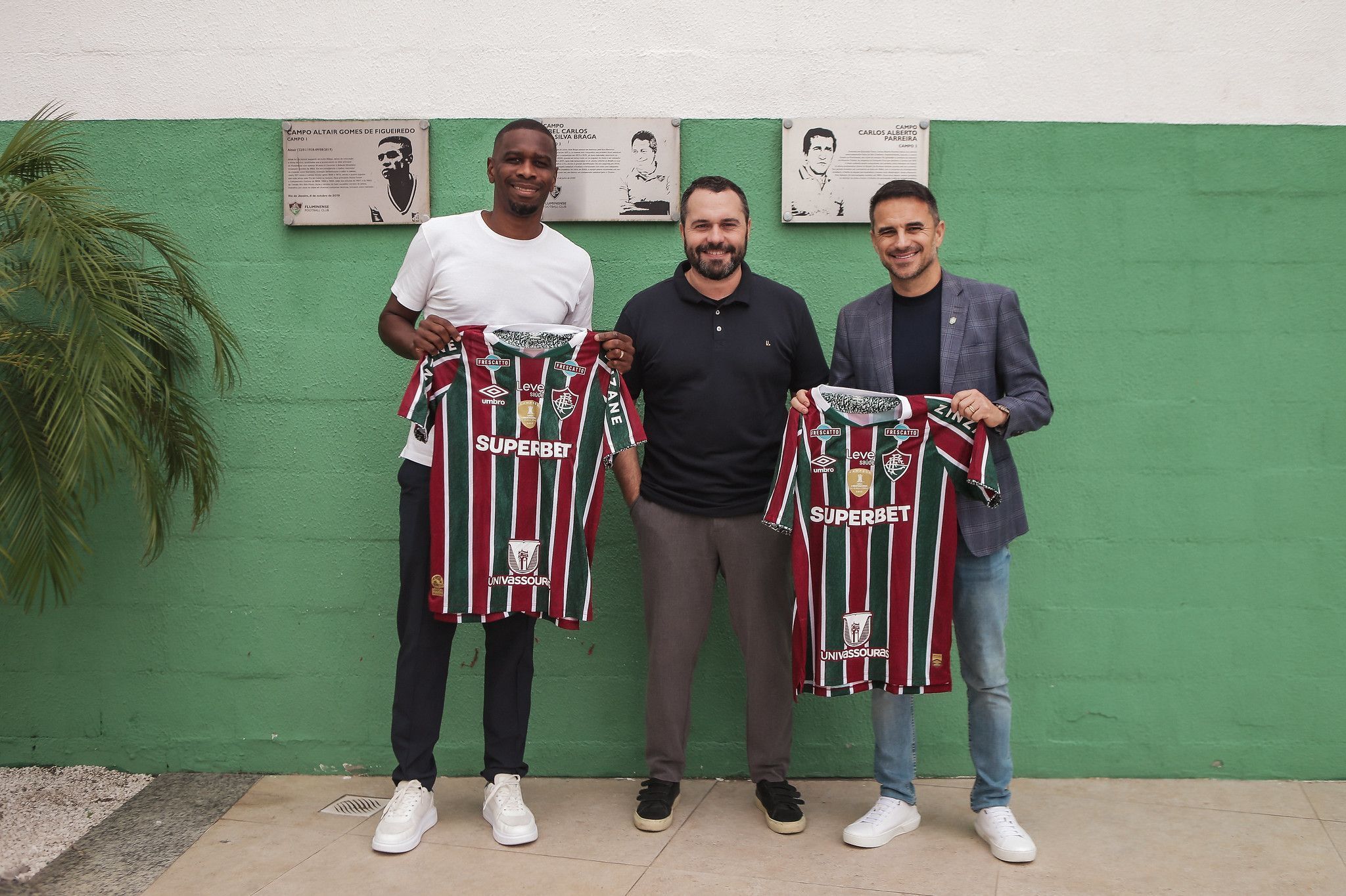 Rodrigo Caetano visita o CT do Fluminense e recebe camisa do clube