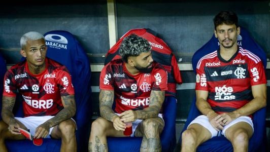 Rodrigo Caio, à direita, no banco de reservas do Flamengo com Gabigol e Wesley