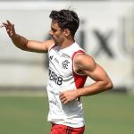 Zagueiro do Flamengo completa um mês sem jogar e tem futuro incerto no clube