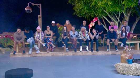 Rodrigo Carelli, diretor do reality, divulga foto do elenco em dinâmica