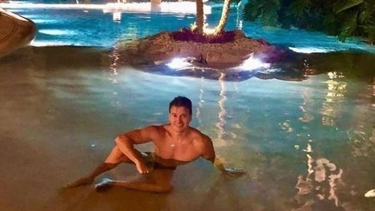 Rodrigo Faro é multado por construir ilha na piscina de sua casa 