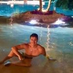 Rodrigo Faro é multado por construir ilha na piscina de sua casa 