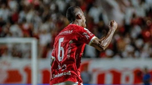 Rodrigo Gelado vibrou muito com o primeiro gol do Vila Nova