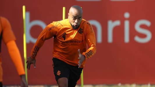 Rodrigo Moledo, zagueiro do Inter, durante treino no CT Parque Gigante, em Porto Alegre