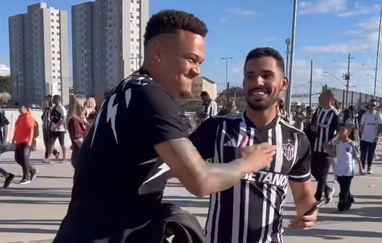 Jogador da Premier League assiste a jogo do Atlético contra o Bahia na Arena MRV